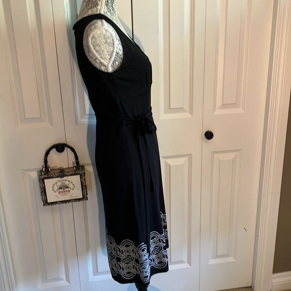 Vnecked slip LBD w/darted bust & gorgeous white embroidery bordered bottom - Picture 5 of 15